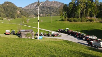 Maibaum aufstellen mit Traktor- und Maschinenweihen