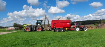 Kleiner Traktor großer Anhänger Kleiner Traktor großer Anhänger