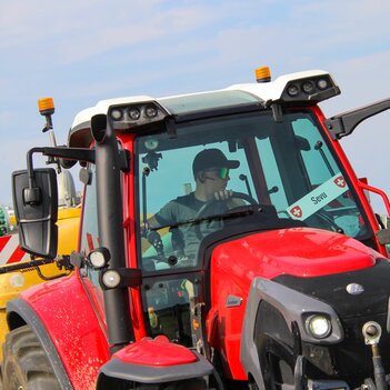 Lintrac 130 beim Güllefahren