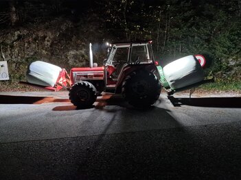 Der kleine beim Ballen fahren