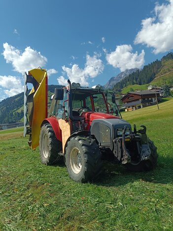 Lindner Geotrac 64 beim Mähen,