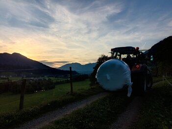 Lindner Geotrac 74ep beim Rundballentransport Lindner Geotrac 74ep beim Rundballentransport