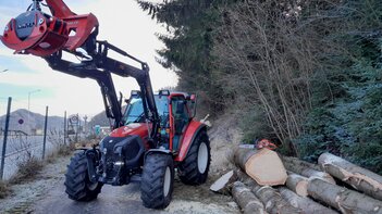 Lintrac 75LS beim Holzarbeiten Lintrac 75LS beim Holzarbeiten