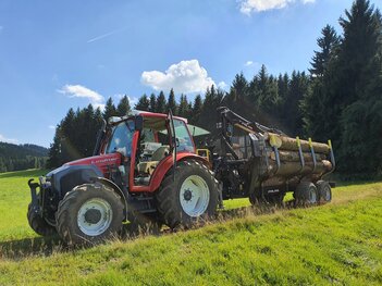 Lindner GeoTrac mit Rückewagen bei der Holzausbringung Lindner GeoTrac mit Rückewagen bei der Holzausbringung