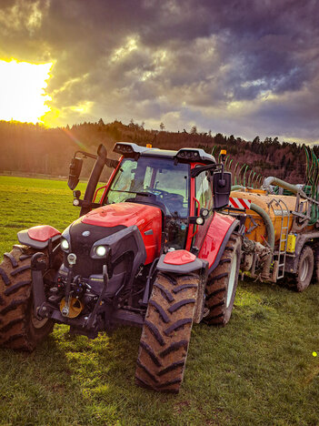 Lintrac 130 beim Güllefahren 2023