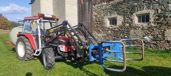 Lindner 1700 beim Ballentransport