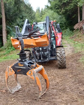 Lintrac bei schwerer Holzarbeit