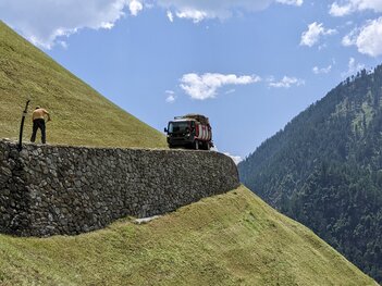 Grumeternte am Steilhang mit UniTrac 122 LDrive am Oberversanthof Grumeternte am Steilhang mit UniTrac 122 LDrive am Oberversanthof