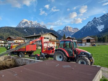 Lindner beim Misttransport
