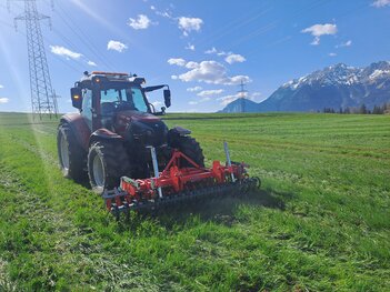Lintrac 130 bei der Frühjahrsarbeit