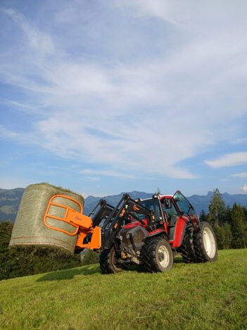 Lintrac 90 beim Heuballen fahren