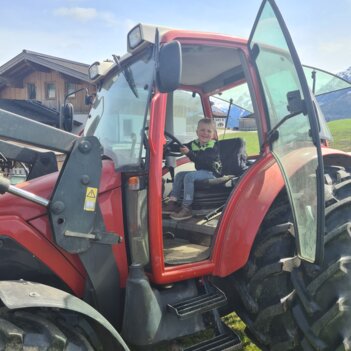 Matthias mit Opas Traktor