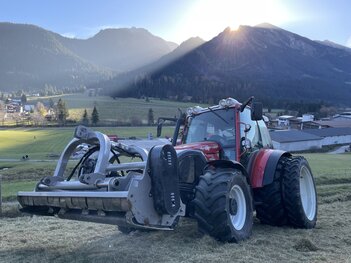 Lindner Geotrac 64 beim Mulchen im Gelände