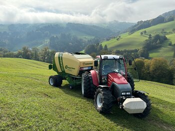 Lindner beim Ballenpressen