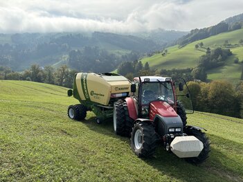 Lindner Geotrac 93 beim Pressen