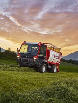 Unitrac Feldeinsatz Sonnenuntergang Unitrac Feldeinsatz Sonnenuntergang