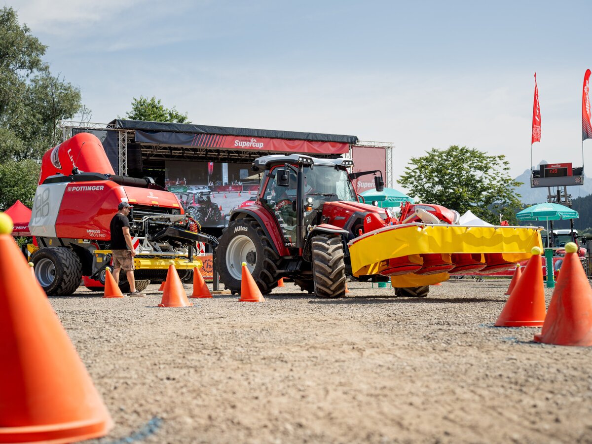 Volle Konzentration beim Ankuppeln der Rundballenpresse Volle Konzentration beim Ankuppeln der Rundballenpresse