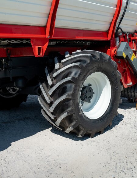 Standardbereifung
(425/55 R17)