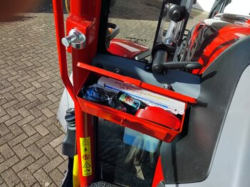 nachträglich Werkzeugkisten und allerlei Halter montiert