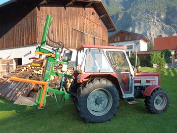 Lindner 1600 A mit Holzspalter