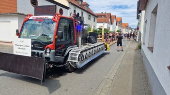 Unitrac 82EP als "Pistenraupe" einmal vor einem "Schlitten mit 40 Personen" :-)